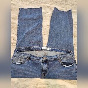 Torrid 22S Raw Hem Jeans Medium Wash Stretch Denim Women’s Plus Size 22 Short